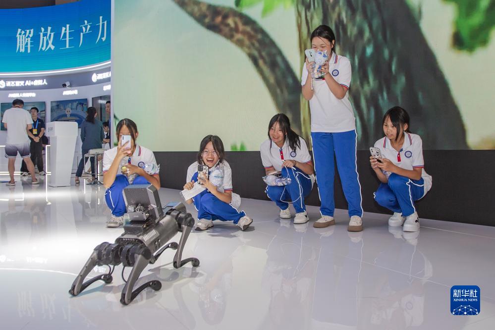 9月4日，在2023智博會(huì)科大訊飛展廳，訊飛工業(yè)巡檢機(jī)器人與觀眾互動(dòng)。新華社記者 儲(chǔ)加音 攝