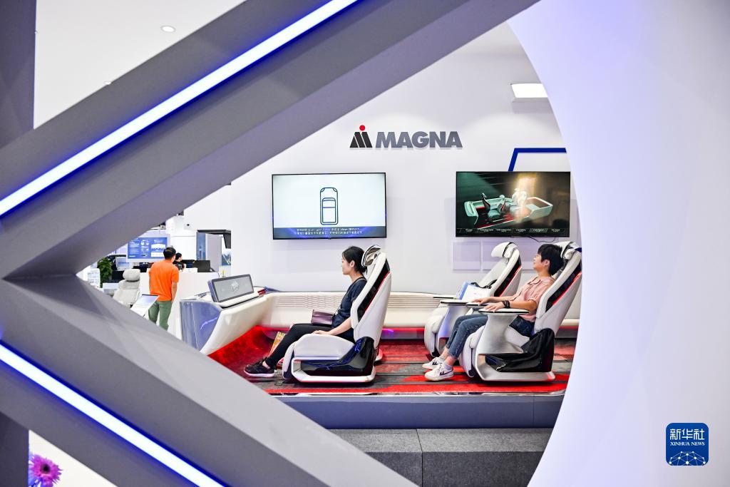 9月4日，觀眾在2023智博會(huì)“智能駕艙”展區(qū)參觀、體驗(yàn)。新華社記者 王全超 攝